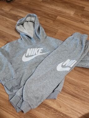 Nike Kids Gray Fleece Joggers with White Logo